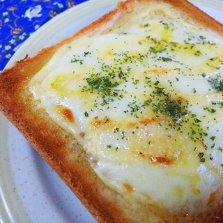 簡単！モッツァレラチーズのトースト♪